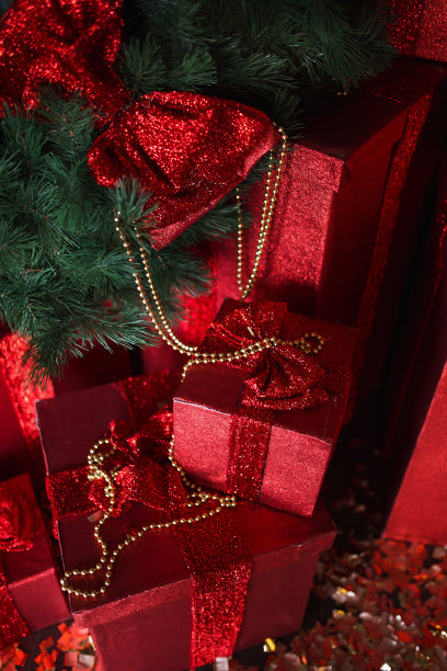 红色的礼品盒在黑暗的内部。提出了概念。圣诞节和黑色星期五。图片下载