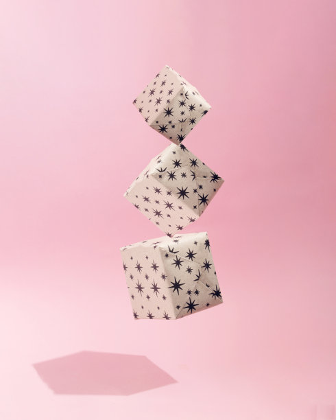 印有星星的礼品盒。圣诞礼物概念的想法。柔软的粉红色。节日和生日设计理念图片下载