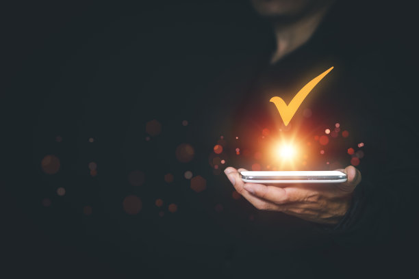 顾客手持智能手机上的五颗虚拟星星，用发光的灯来评价顾客满意度评估、产品和服务理念。图片下载