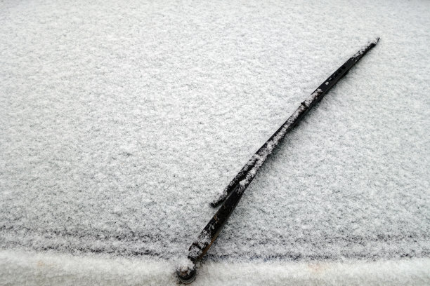 汽车雨刷刀片和雪花玻璃上的模糊效果在黑白。图片下载