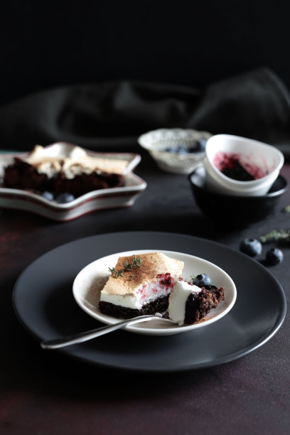 黑白分层蛋糕。圣诞节和假日季节。图片下载