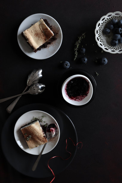 黑白分层蛋糕。圣诞节和假日季节。图片下载