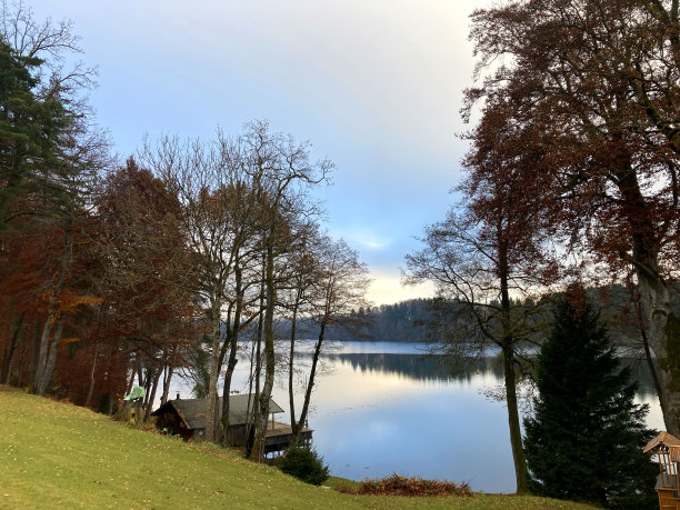 平静的湖和蓝天图片下载