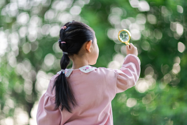 女孩用放大镜图片下载