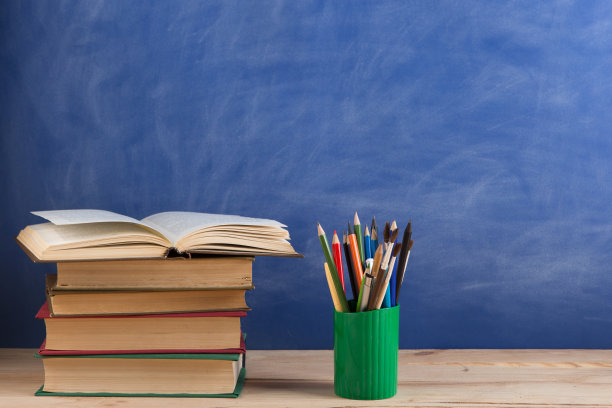 教育理念——课桌上的书本图片下载