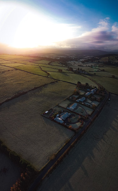 航拍照片冬天的早晨在乡村的房子和冰冻的田野图片下载