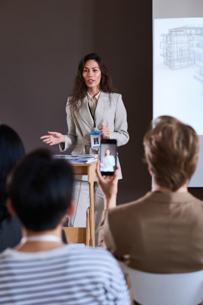 妇女表演与报告在研讨会图片下载