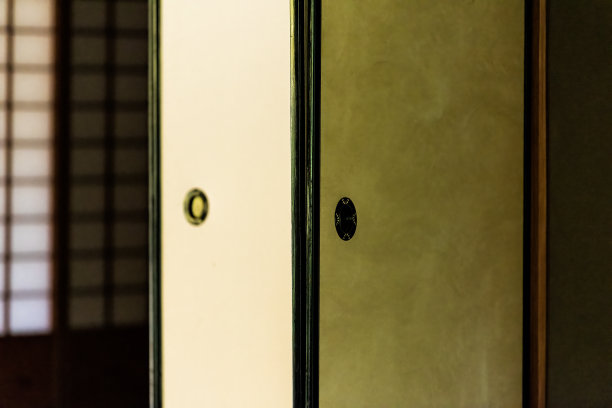 在日本奈良，传统的绿色彩色开放式日本房子滑动纸门fusuma with nobody建筑图片下载