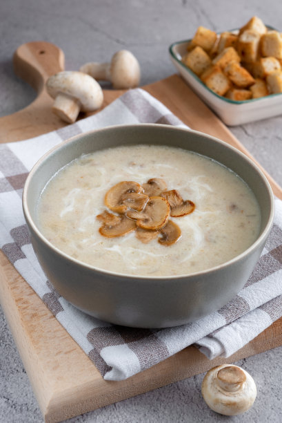 蘑菇汤配上调味面包丁。垂直拍摄。图片下载