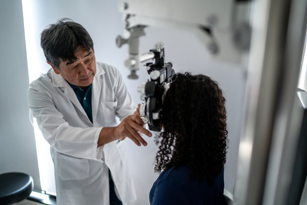 检查病人眼睛的眼科医生图片下载