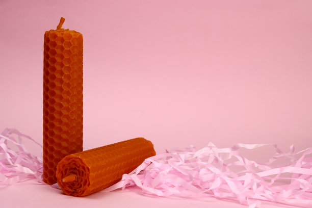 粉色背景上的蜡制成的自然生态蜡烛图片下载