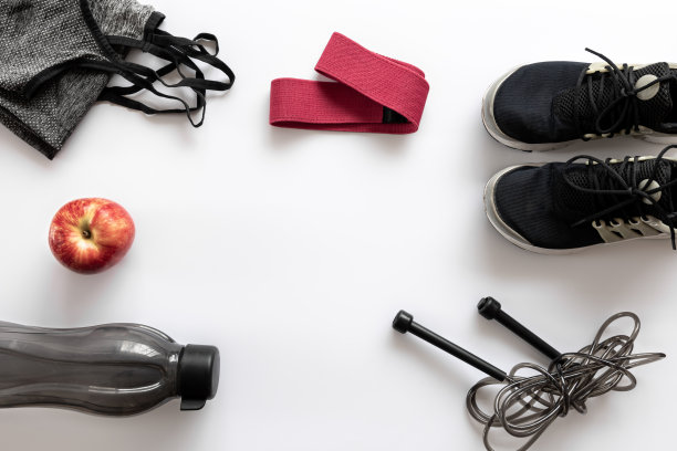 运动器材隔离在白色的平铺上。图片下载