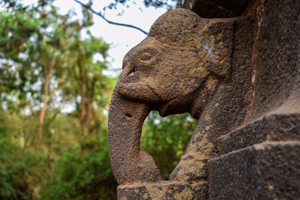 在印度马哈拉施特拉邦的科尔哈布尔的古老的印度教寺庙的古代雕刻大象雕像或大象雕塑的股票照片。古代寺庙的墙壁上雕刻着动物。印度的石头艺术和工艺。图片下载