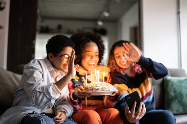 朋友庆祝生日拍摄或在家里通过手机视频通话图片下载