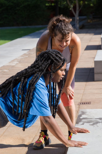 专注于户外运动的大号女性图片下载