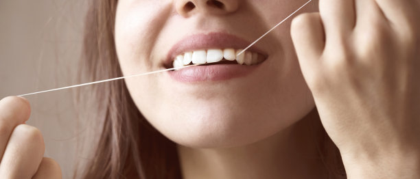 女孩在早上用牙线剔牙。图片下载