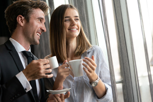美丽的年轻夫妇一边聊天一边微笑着享受咖啡图片下载