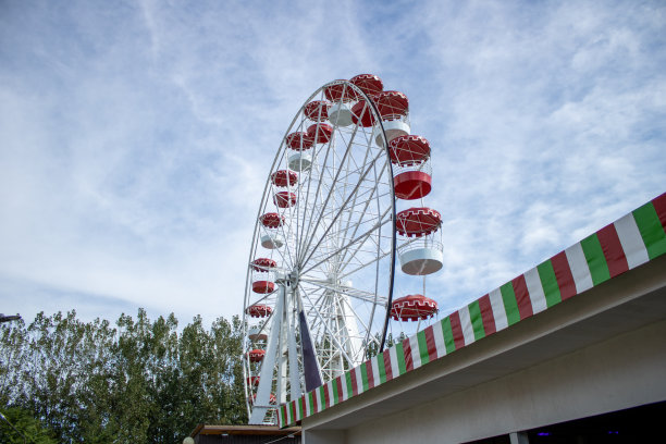 空的阿斯特拉罕摩天轮。由于检疫限制，游乐园里没有人。图片下载