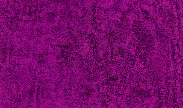 粉红色地毯或毛巾纹理为背景。纺织面料由棉纤维材料组成。紫色长毛绒，蓬松，干燥，柔软，干净的布背景。图片下载