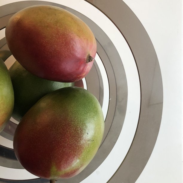 近距离的芒果水果在一个螺旋碗图片下载