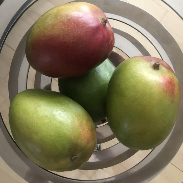 螺旋形碗里的芒果图片下载