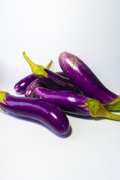 特写新鲜紫茄子在一个简单的白色背景图片下载