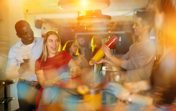 一对情侣在夜总会喝着鸡尾酒，玩得很开心图片下载