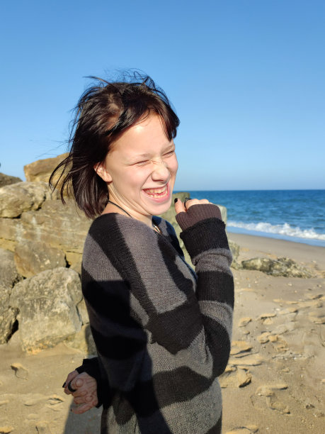 一个笑容可掬的十几岁女孩的肖像图片下载