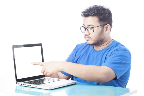 一个年轻人用笔记本电脑指着空白的屏幕图片下载