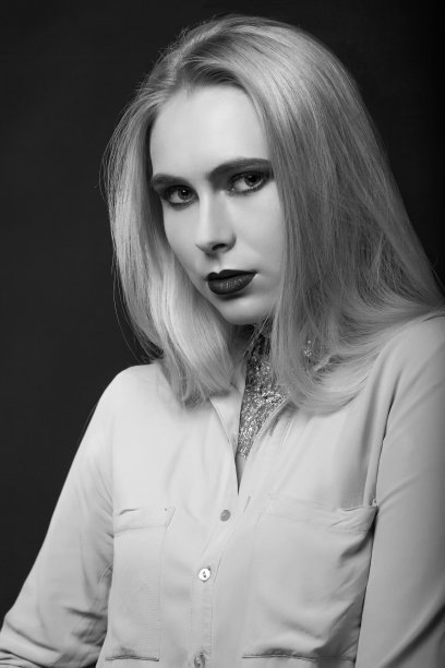 华丽的金发模特摆姿势与她的脖子上的箔图片下载