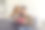 在这个特别的日子里，一名女子从后面拥抱并亲吻她心爱的丈夫，并送给他一份礼物。图片下载