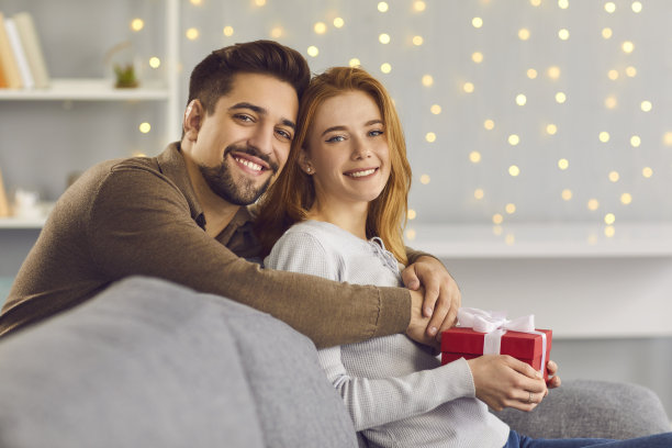 幸福的情侣庆祝情人节，享受浪漫的礼物图片下载