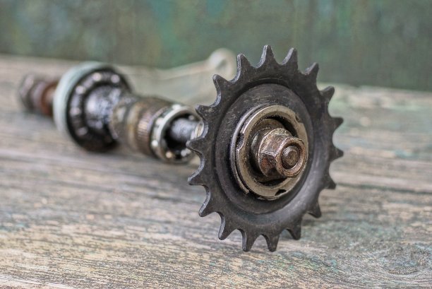 自行车轮毂上带有轴承的旧金属图片下载