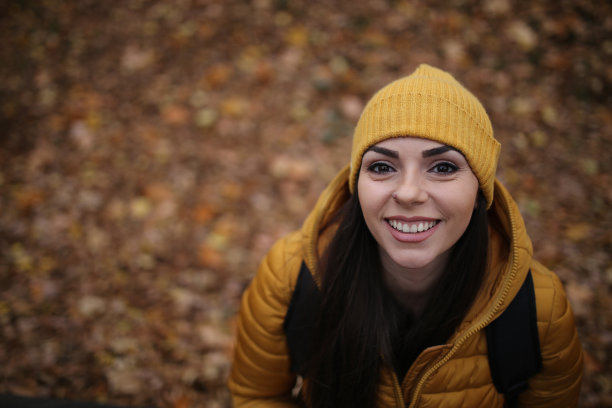 一名年轻女子在登山时拍的照片图片下载