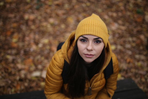 一名年轻女子在登山时拍的照片图片下载