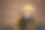 一名年轻女子在登山时拍的照片图片下载