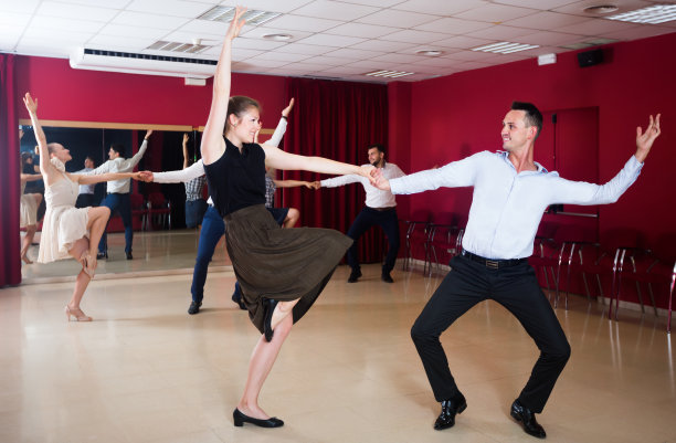 普通人成双成对地跳着林迪舞图片下载