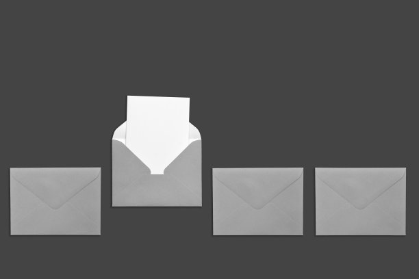 四个黑底信封，一个打开，里面有张纸条。图片下载