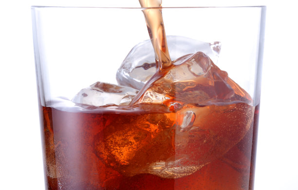 大杯加草皮饮料和冰块图片下载