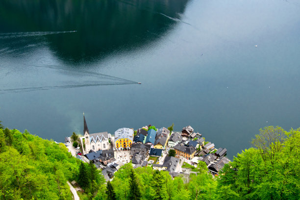 沿岸建筑物的景色。这座城市的山脉和纪念碑。哈尔斯塔特,联合国教科文组织。奥地利。图片下载