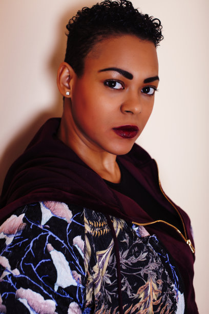 漂亮时髦的非裔美国大妈，穿着得体。在家里放松一下图片下载