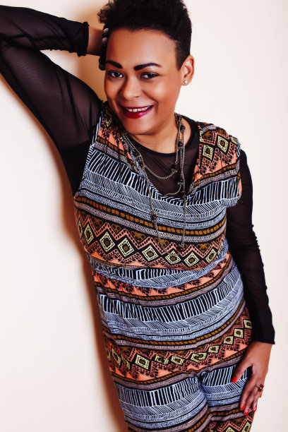 漂亮时髦的非裔美国大妈，穿着得体。在家里放松一下图片下载