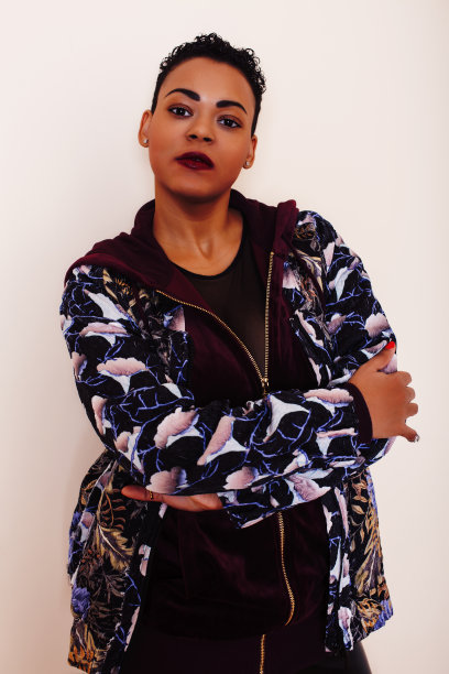 漂亮时髦的非裔美国大妈，穿着得体。在家里放松一下图片下载