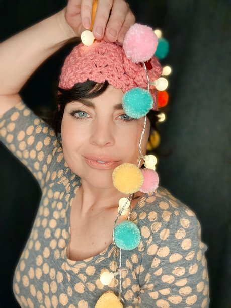 漂亮女人的肖像与礼品盒和灯的乐趣。图片下载