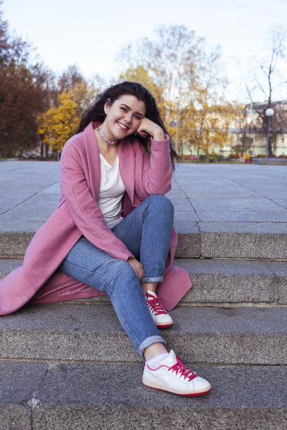 年轻漂亮的十几岁黑发女孩快乐微笑外面，生活方式人们的概念图片下载