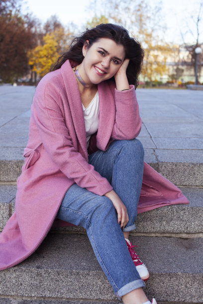 年轻漂亮的十几岁黑发女孩快乐微笑外面，生活方式人们的概念图片下载