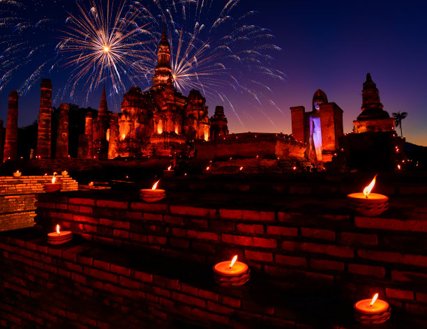 泰国素可泰历史公园，水灯节的烟花图片下载