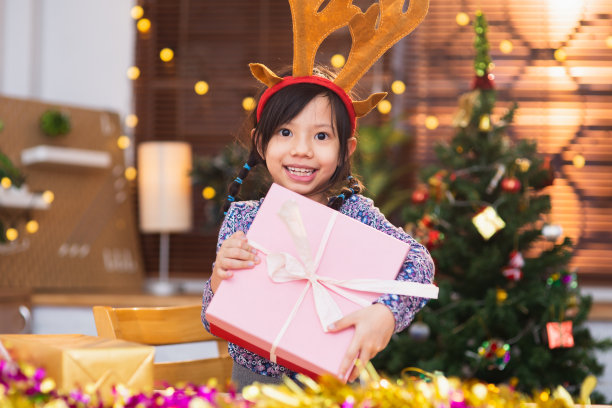 孩子们在家装饰圣诞树，用礼物盒来给自己惊喜。快乐的亚洲儿童女孩庆祝有乐趣的圣诞假期图片下载