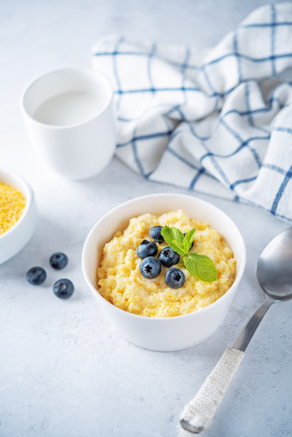 碗里放着鲜蓝莓的玉米粥图片下载