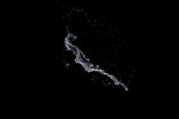 水飞溅孤立的黑色背景。图片下载
